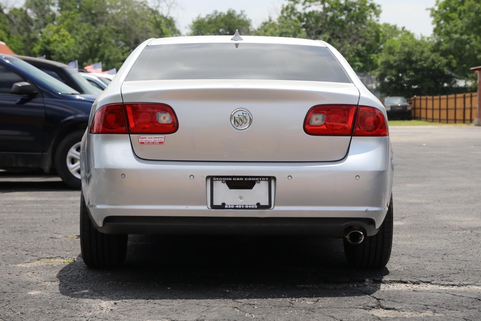 2011 SILVER BUICK LUCERNE CXL (1G4HC5EM1BU) with an 3.9L V6 OHV 12V engine, 4-SPEED AUTOMATIC transmission, located at 420 E. Kingsbury St., Seguin, TX, 78155, (830) 401-0495, 29.581060, -97.961647 - Photo#5